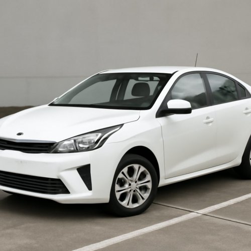 Белый седан Kia Rio на парковке