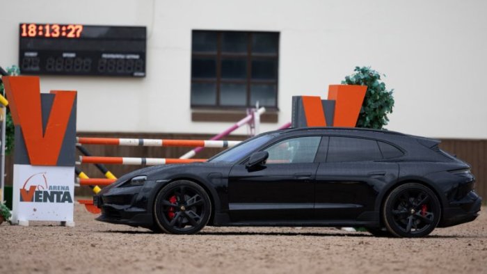 Порше Центр Пулково представил единственный в России Porsche Taycan Turbo GT Weissach на престижном турнире по конкуру на Кубок Губернатора Санкт-Петербурга