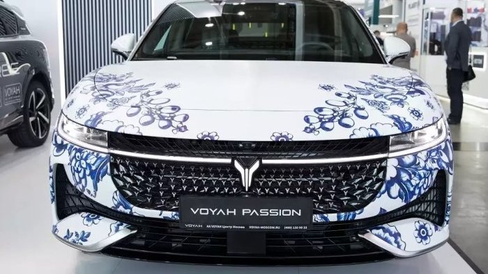 Премьерный экземпляр Voyah Passion EVR покрасили под гжель