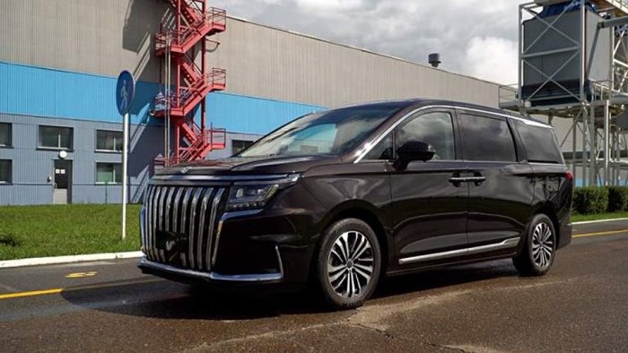 Началось производство нового минивэна Sollers SP7 — российской копии китайского JAC Refine RF8