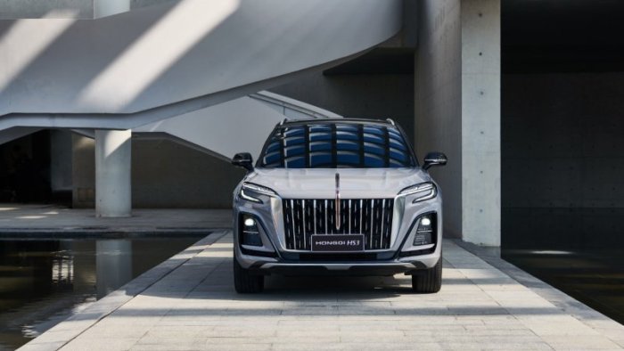 Клиенты HONGQI АВТОДОМ Восток выбирают кроссовер HONGQI HS3 – победителя премии «Внедорожник года в России 2025»