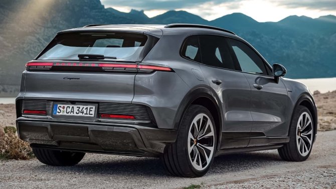 электрический Porsche Cayenne сзади