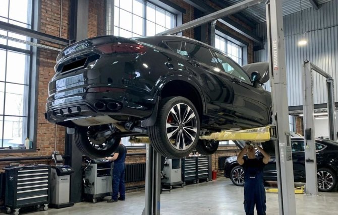 Джили в автосервисе на подъемнике