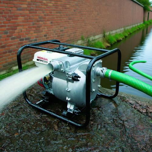 Бензиновая мотопомпа в действии