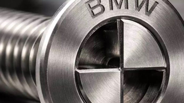 В компании BMW придумали фирменный винт, к которому нет отвёрток
