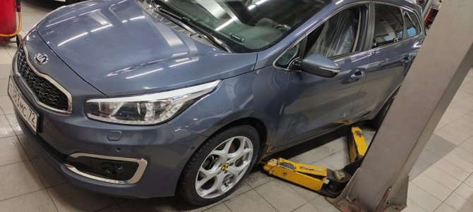 Киа Сид готовится к замене масла в роботе в условиях технического центра