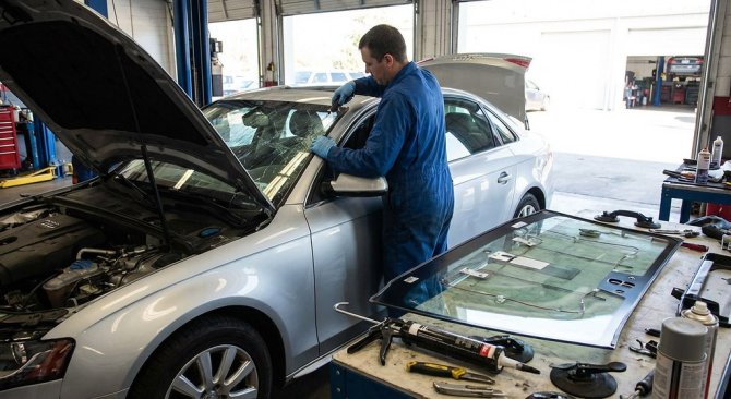мастер установщик менят лобовое стекло на audi