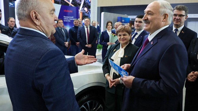 Лукашенко получает сертификать на Belgee X50+