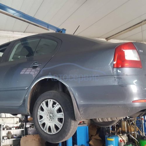Подготовка к замене задних амортизаторов Skoda