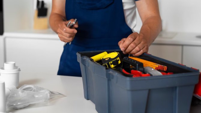 пластиковый ящик с инструментами