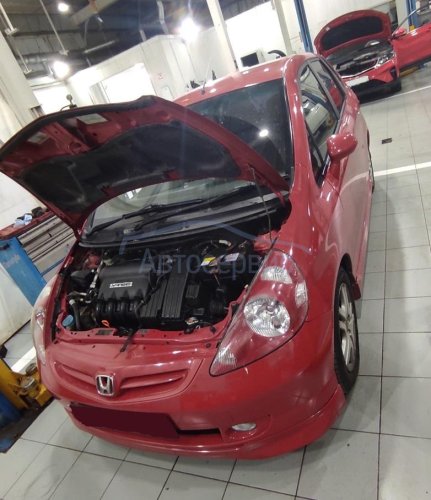 Процесс ремонта двигателя Honda Fit