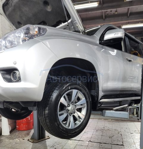 Toyota Lend Cruiser Prado в процессе замены амортизаторов