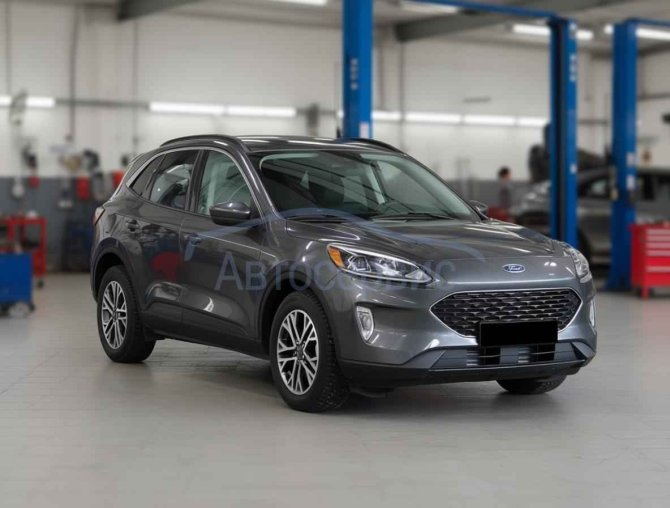 Ford Escape после схода-развала в автосервисе