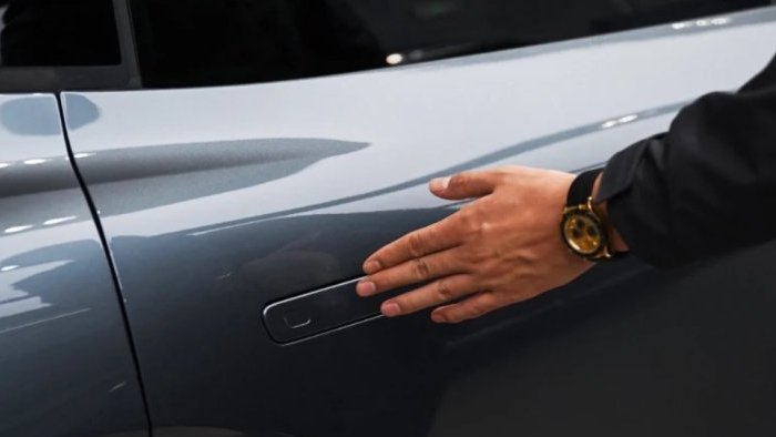 Почему в Китае запретили скрытые дверные ручки на автомобилях